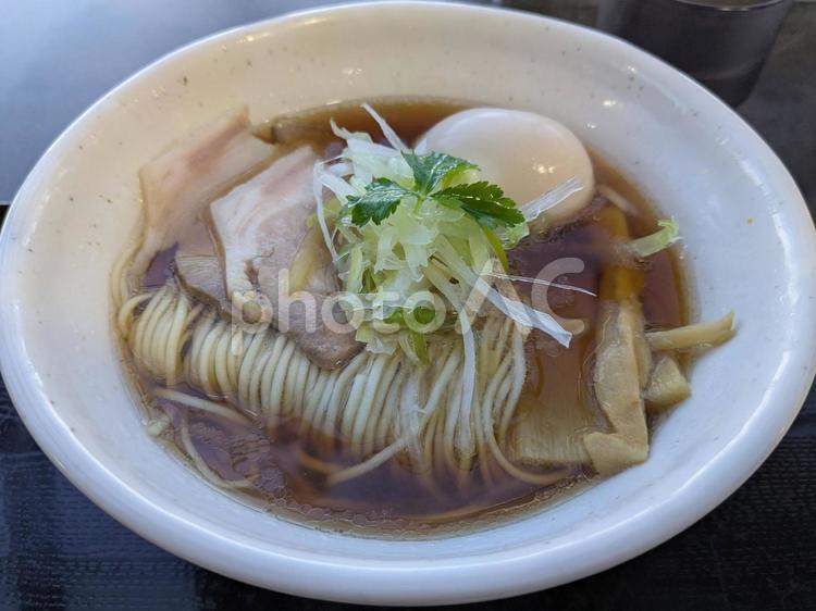 あっさり系の魚介醤油ラーメン ラーメン,食べ物,しょうゆラーメンの写真素材