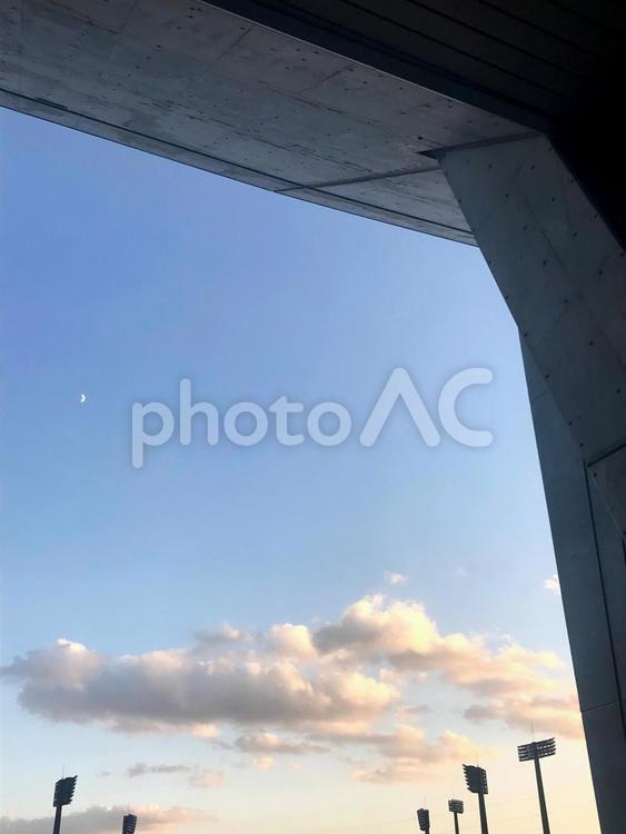 競技場から見える空と月 空,月,雲の写真素材