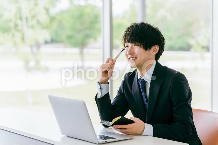 研修会で話しを聞く若いビジネスマン 勉強会,研修会,メモ帳の写真素材