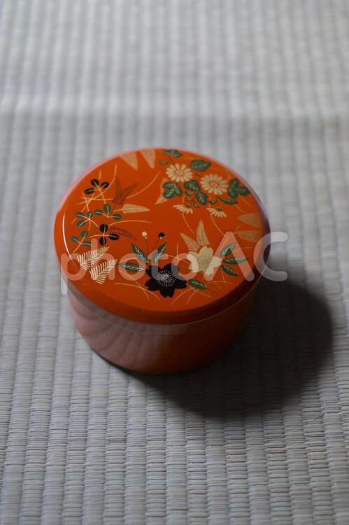 和の花柄の朱塗りの和食器 和食器,和の器,和のお皿の写真素材