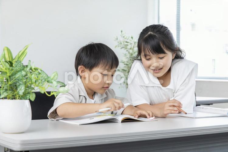 弟に勉強を教えるお姉ちゃん　studey 塾,学習塾,習い事の写真素材
