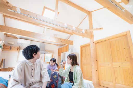 おうちで楽しく過ごす家族 家具,まったり,最新の写真素材