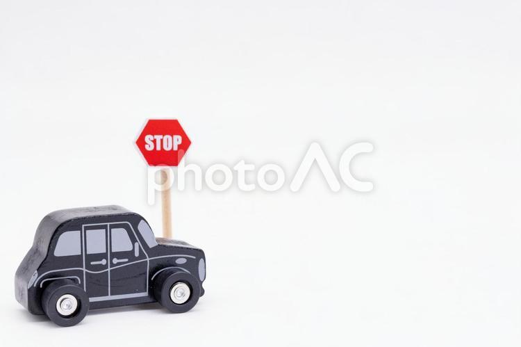黒い車のミニチュアとＳＴＯＰの標識 自動車,車,交通の写真素材