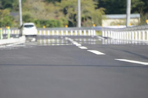 暑い日にアスファルトの道路に現れた逃げ水 暑い日にアスファルトの道路に現れた逃げ水 逃げ水,道路,地面の写真素材