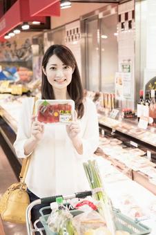 スーパーで買物をする女性 スーパーで買物をする女性 スーパー,女性,人物の写真素材