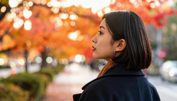 振り返る日本人美人モデルのポートレートの写真