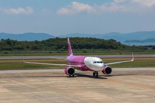 長崎空港の上を飛ぶ夏の晴れた空と航空機 長崎空港の上を飛ぶ夏の晴れた空と航空機 飛行機,航空機,旅客機の写真素材