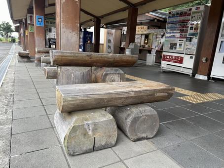 道の駅のベンチ 織部の里 道の駅のベンチ 織部の里 木のベンチ,ベンチ,道の駅の写真素材