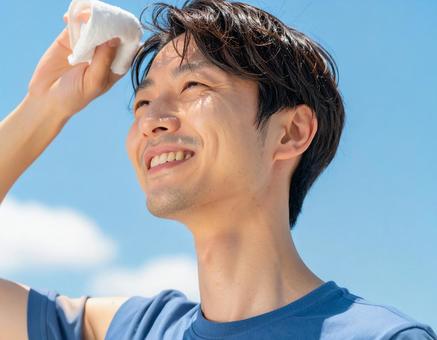 汗をふく男性ビジネスマン 汗をふく男性ビジネスマンの写真