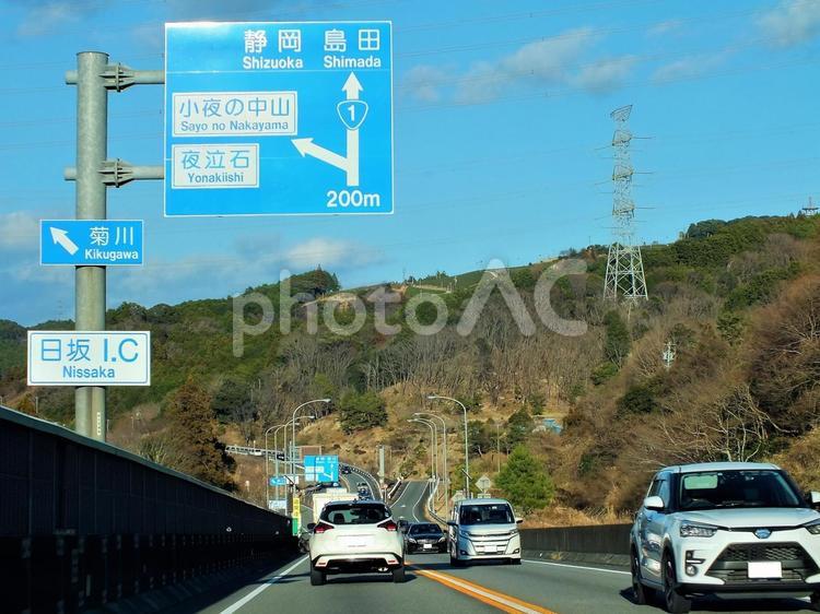 長く続く国１バイパスの坂道を走る車の列 道路,車,トラックの写真素材