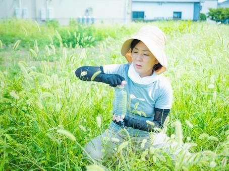 35:水分補給をする女性 35:水分補給をする女性の写真