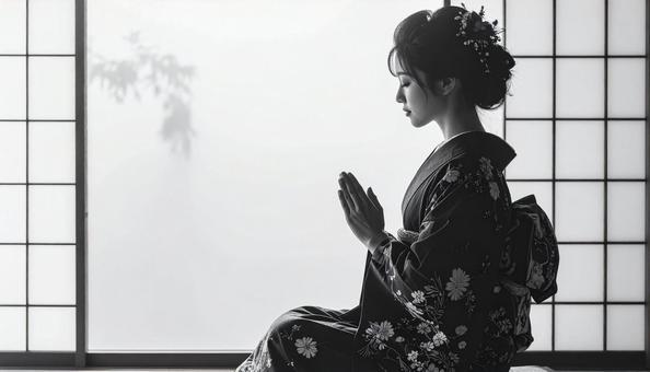 山に向かって手をあわせる着物姿の女性 山に向かって手をあわせる着物姿の女性の写真