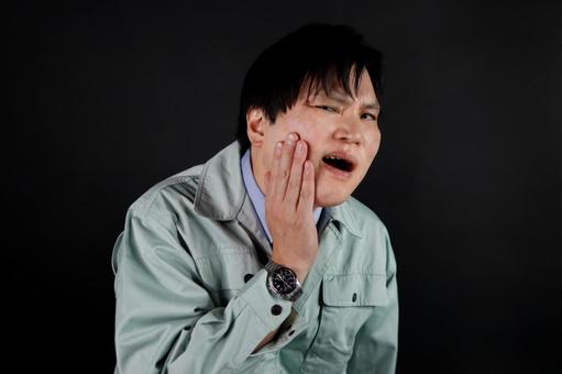 歯の痛みを感じる男性 歯の痛みを感じる男性 男性,痛み,歯痛の写真素材
