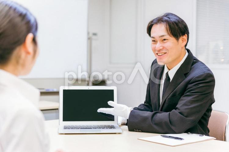 打ち合わせをする白手袋をつけた男性 鑑定士,質屋,鑑定の写真素材