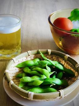 枝豆と夏野菜と冷えた生ビール 枝豆と夏野菜と冷えた生ビール えだまめ,枝豆,ザルの写真素材
