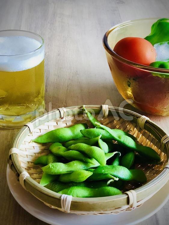 枝豆と夏野菜と冷えた生ビール えだまめ,枝豆,ザルの写真素材