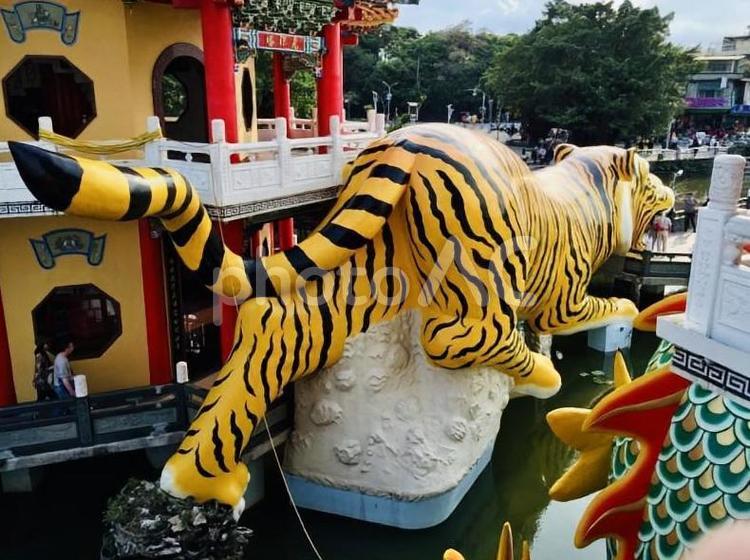 台湾高雄の蓮池潭の龍虎塔 台南,高雄,龍虎塔の写真素材