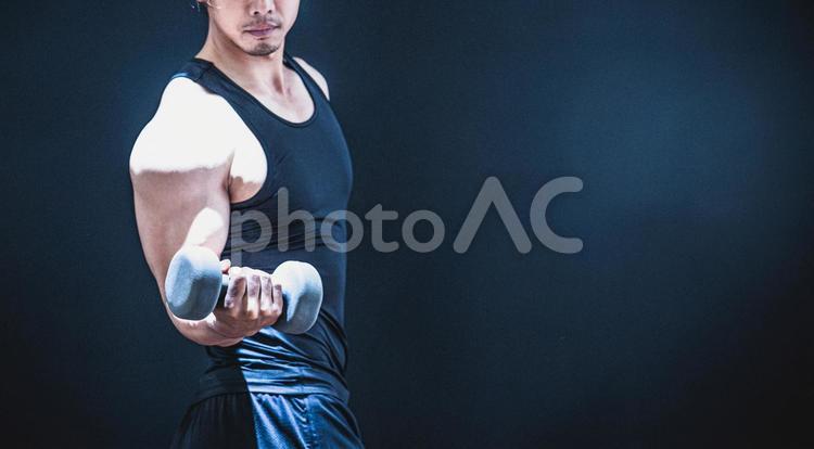 腕の筋肉を鍛える男性（ダンベル） 筋肉,ダンベル,腕の写真素材