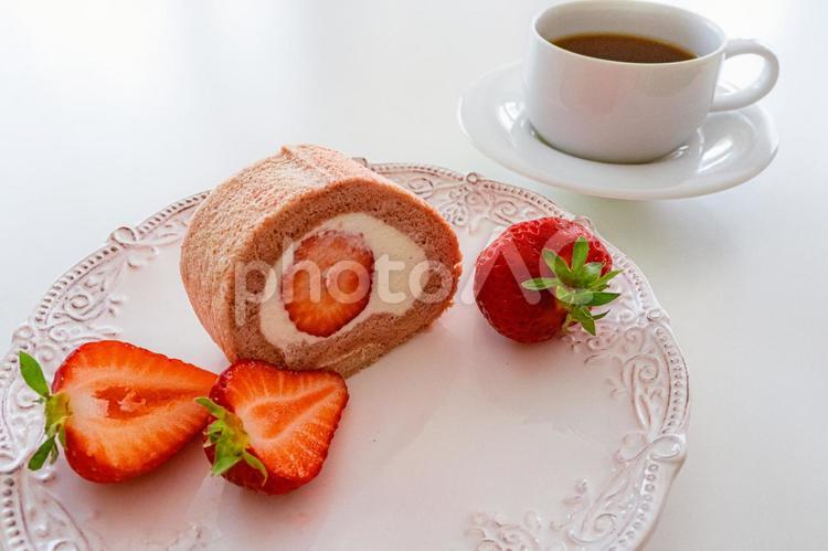 苺ロールケーキとコーヒーのティータイム ロールケーキ,スイーツ,デザートの写真素材