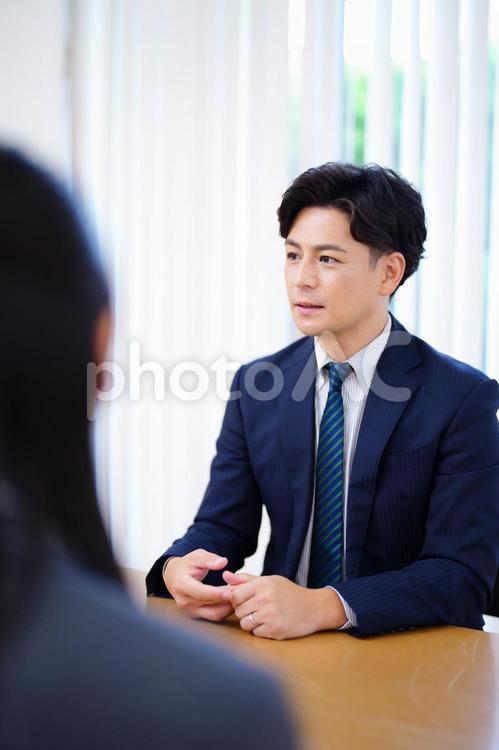 三者面談する塾講師と生徒 塾,人物,女の子の写真素材