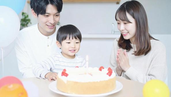 家族で子どもの誕生日を祝う 家族で子どもの誕生日を祝うの写真