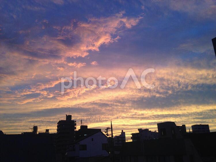 どうしようもないくらい　こみ上げるオレンジ 夕暮れ,夕闇,夕方の写真素材