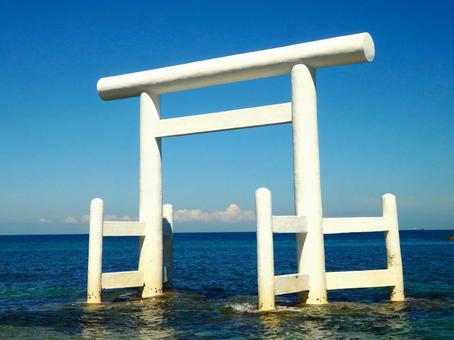 白い鳥居と青い空 白い鳥居と青い空の写真