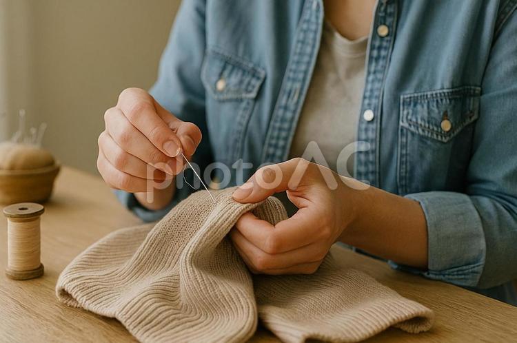 エコな暮らし。洋服のリペア 手,エコ,洋服の写真素材