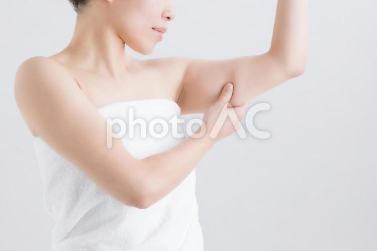 二の腕をつかむ女性 二の腕,脂肪,贅肉の写真素材