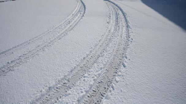 雪道 冬,タイや跡,雪道の写真素材