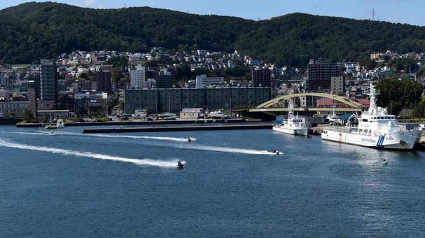 小樽港に入港　水上バイクと巡視船の歓迎 小樽港,小樽,北海道の写真素材