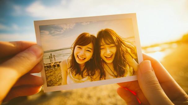 海辺で写した、ふたりの大切な夏の思い出 海辺で写した、ふたりの大切な夏の思い出の写真
