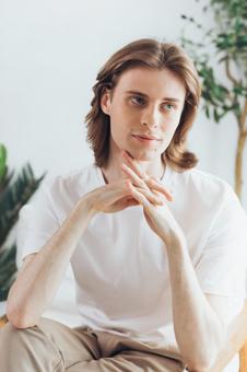 両手を組んで椅子に座っている男性 男性,外国人,欧米人の写真素材