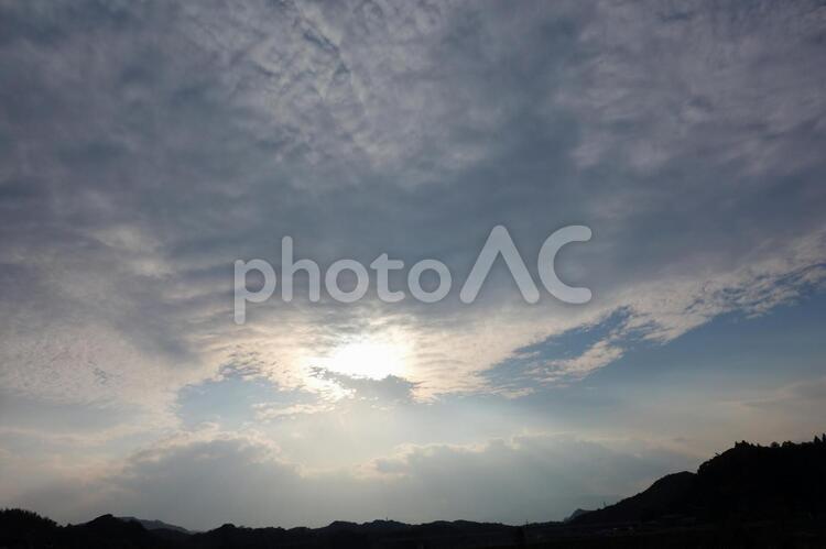 夕焼けの光が雲間からこぼれた 夕日,夕焼け,光の写真素材