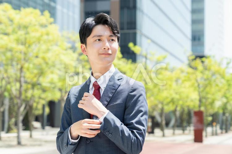 ビジネス街の若いビジネスマン ビジネスマン,ビジネス,新人の写真素材