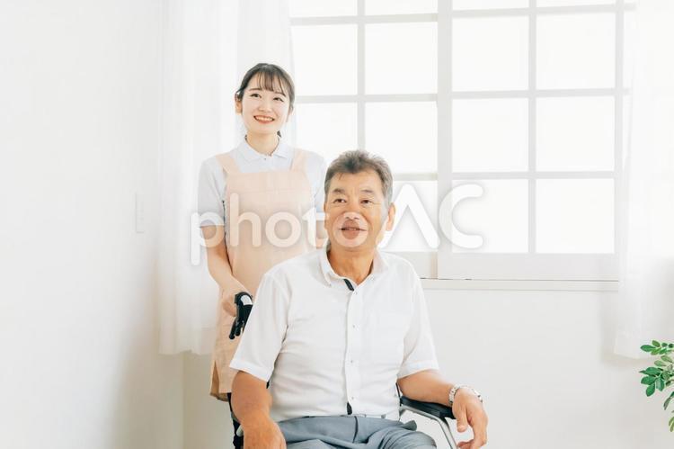 介護士と高齢者男性 高齢者,介護,老人ホームの写真素材