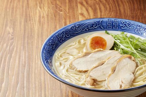 鶏白湯ラーメン 鶏白湯ラーメン 鶏白湯ラーメン,白湯スープ,ラーメンの写真素材