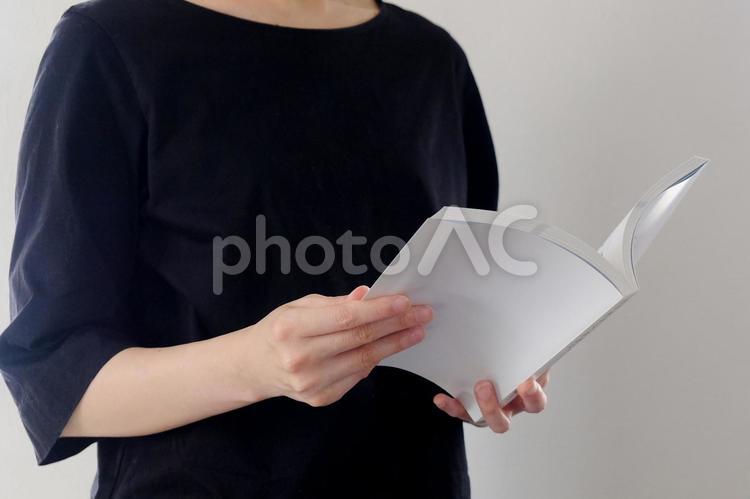 室内で本を読む人のイメージ 書籍,本,読書の写真素材