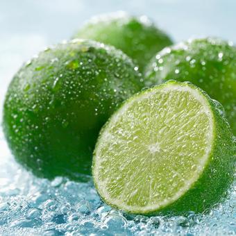 みずみずしいライムスライスと丸ごとの果実 みずみずしいライムスライスと丸ごとの果実の写真