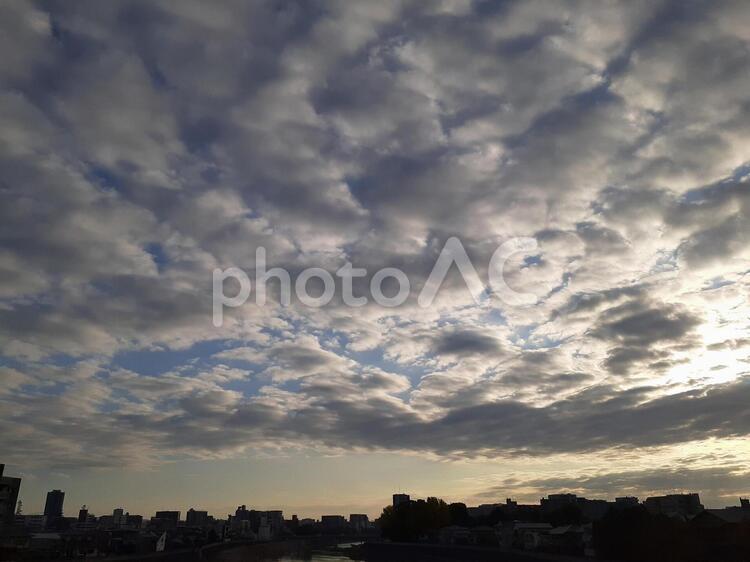 雲の多い秋の街並み 日暮れ,日没,秋の写真素材