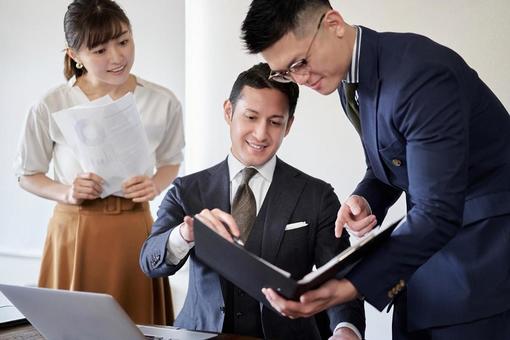 Boss businessman checking the progress of his subordinates, JPG Boss businessman checking the progress of his subordinates, businessman, boss, subordinate, JPG