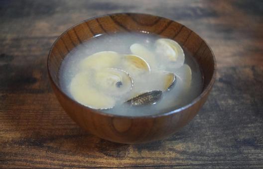 木のお椀に入ったあさりのお味噌汁 木のお椀に入ったあさりのお味噌汁 味噌汁,あさり,お椀の写真素材