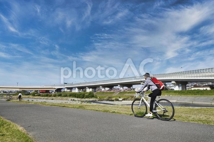 青空と自転車に乗る女性 サイクリング,女性,人物の写真素材