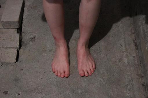 両足 コンクリート,配管,壁の写真素材