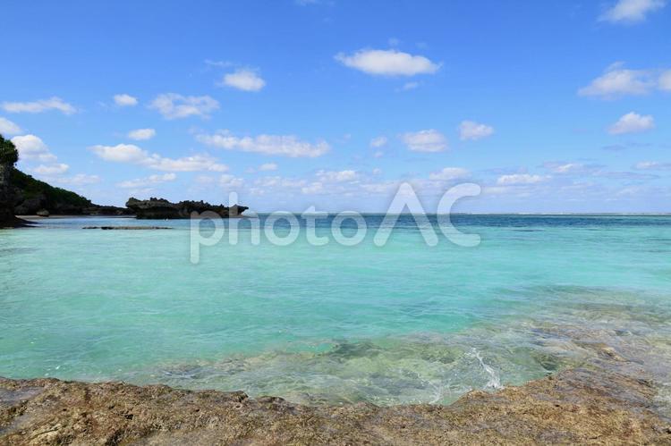 美しいエメラルドグリーンの海 海,沖縄,自然の写真素材