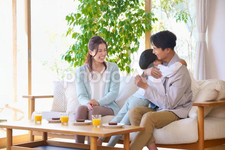 父に抱きつく息子と家族 男女,家族,両親の写真素材