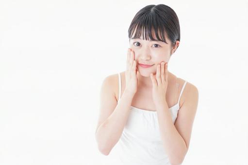肌のケアをする若い女性 肌のケアをする若い女性 アフターケア,シミ,汚れの写真素材