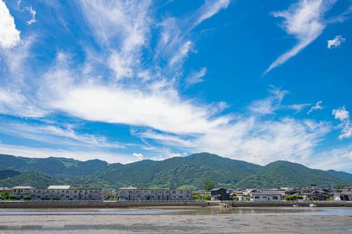 川沿いから眺める夏の空 川沿いから眺める夏の空 空,残暑,晴れの写真素材