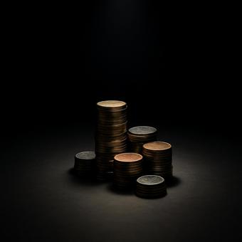 闇に浮かぶ静かな富(静寂の中の価値) 闇に浮かぶ静かな富(静寂の中の価値)の写真