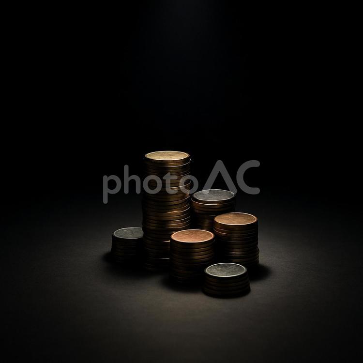 闇に浮かぶ静かな富（静寂の中の価値） コイン,硬貨,金貨の写真素材